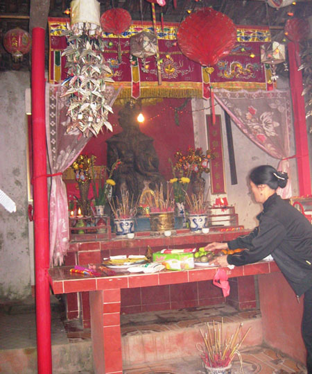 Ngày[-]bình[-]thường[-]vẫn[-]có[-]nhiều[-]người[-]tìm[-]đến[-]Đền[-]Ngọc[-]Lan[-]dâng[-]hương